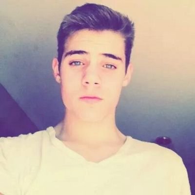 Destino. Música. Me gusta admirar la belleza ajena. Romanticismo y cursilerias, es lo mío. Tu Poeta.