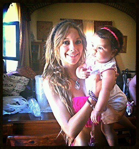 Que grande es tener a alguien en tu vida qué pueda hacerte sonreír incluso cuando no está cerca de ti♥