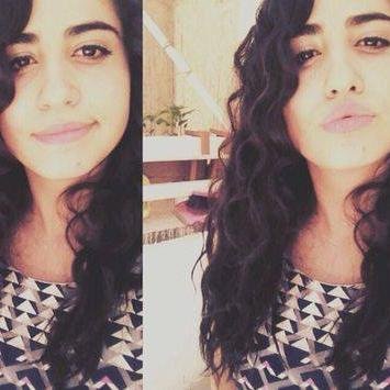 17 yaşında kendi halinde bir insanım, yolculukları,uyumayı,boş boş oturmayı,kitap okumayı severim..