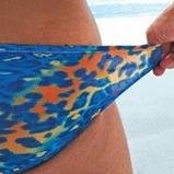 Moda mare che permette fino al 80% dei raggi solari di oltrepassare il tessuto. Si asciuga 3 volte prima del costume da bagno tradizionale!