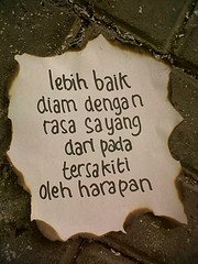 Ketika aku pernah menangisi kamu, tandanya aku gak pernah main main dengan hubungan ini :')
yuk Follow @TweetnyaNusuk