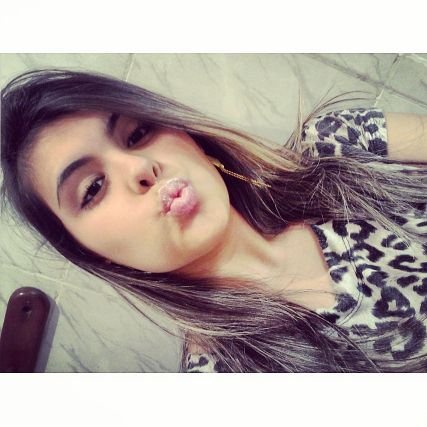 Batom na boca, maquiagem nos cílios, mas se vacilar ela puxa o gatilho...