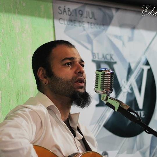 Vocalista, compositor,taekwondista,apaixonado pela vida...