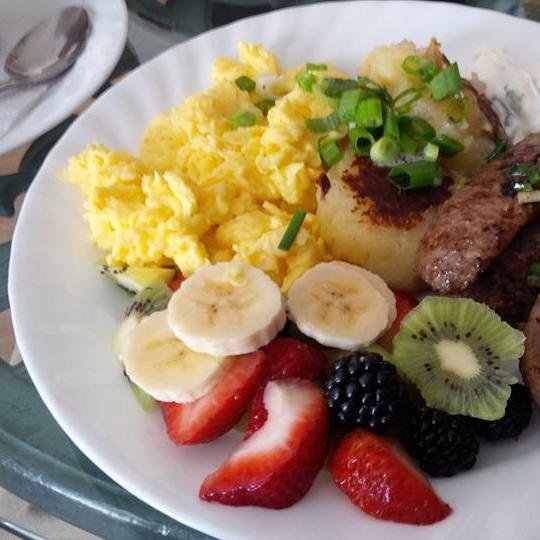 Serving Beacon Hill North, Rothwell Heights and the Cyrville Area this trendy cafe features a gourmet food worth leaving downtown for.
