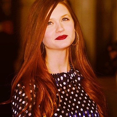Última hija y única chica del matrimonio Weasley-Prewett. No por ello la más débil. {Harry, Albus, Lily, James}. A mi no se me engaña ¡Os vigilo!
