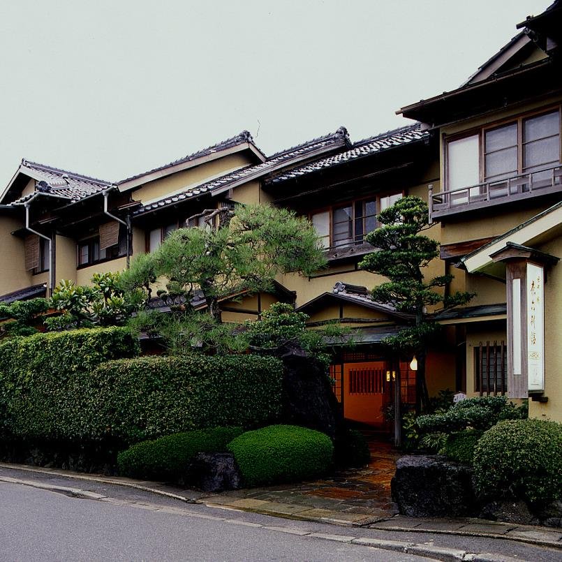 日本三景天橋立をのぞむ、宮津温泉の料理旅館、茶六別館です。数寄屋造りの日本の宿で、四季折々の丹後の食材を存分に生かした京風会席を、冬はかに料理やぶりしゃぶもご堪能下さい。日帰りのお食事には、食事処四季膳花の。庭園を眺めながら、ゆったりとお食事をお楽しみ下さい。https://t.co/FnLZomHdkO