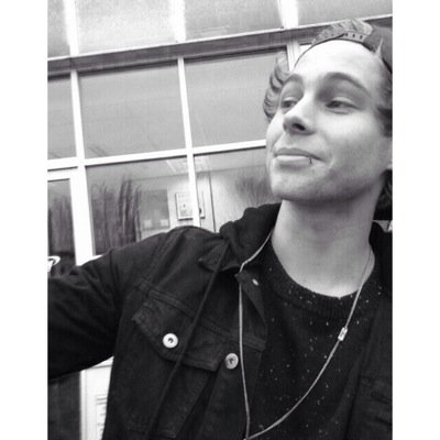 Luke wanna wake up with wamwesia to hold you and tell you that he loves you xx