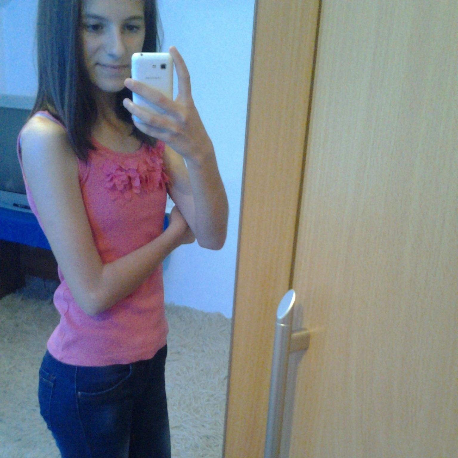 Follow me & I'll follow you. ♥♥ I love Justin Bieber, he is the best ,nice, just perfect. ♥ Justin is everything to me in life.