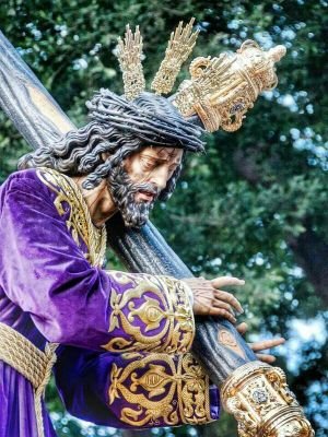 Malagueño y boquerón, cofrade hermano de Nueva Esperanza y portador del Nazareno del Perdón