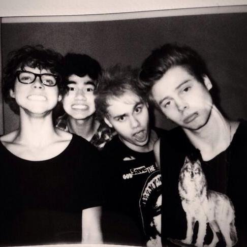 Three girls who love these 4 idiots named, Luke, Calum, Ashton, and Michael updating Indiana fans @xo_allisonmarie @wilksthebae and @mixupmuke