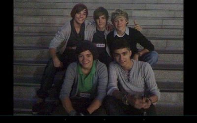 • ☆Hey im Danielle. I love One Direction, Food and @kissingzaynx . I want a 1\5 sooo badly. So pls help.  I saw the boys and Harry and louis noticed me at the c