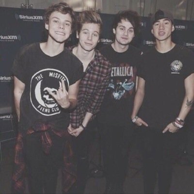 Turn on our notifs for help! 3/4+band dammit michael |@Hoods_Taco| @Irwins_Taco| @hugthehood| @cliodhna5sos