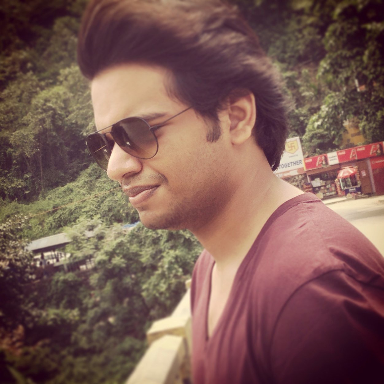 i hv an outgoing personality nd mah frnzz luv my company .i hate d selfish streak of persons .i luv black color a lot nd hate building castles in d air .