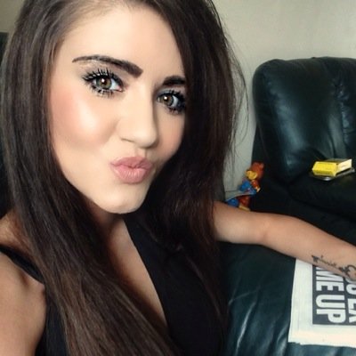 Facebook: Chloe-Em Jones
Snapchat:xchloeemx1710
Im 20 years young
Have a 2 and half year old daughter whose my world
Trainee nurse
Love to dance and party
Li