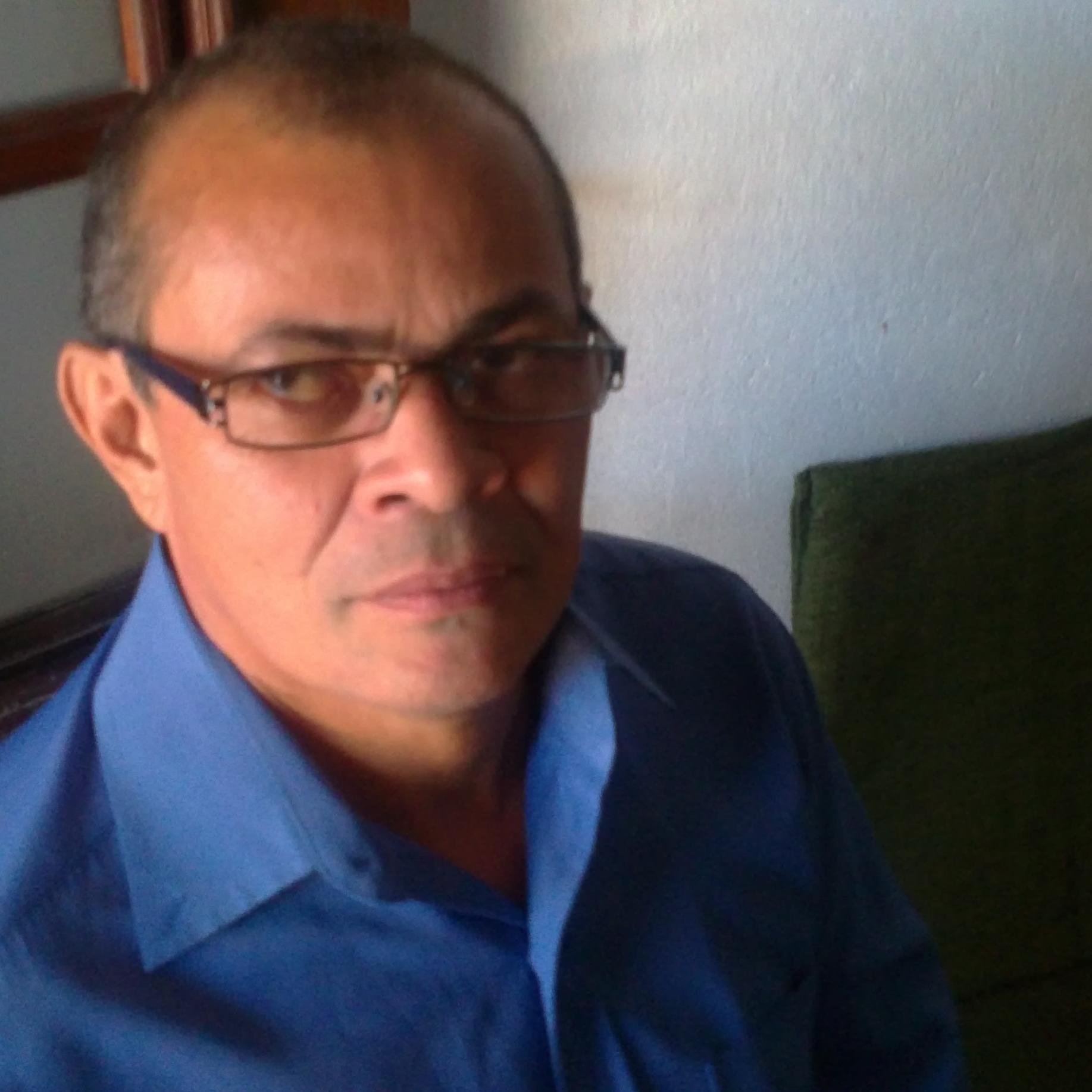 Eu sou Carlos Alves de Araújo, tenho 60 anos, sou Técnico em Telecomunicações, Eletricista e Empreendedor Digital.

Natural do Estado do Maranhão Brasil.