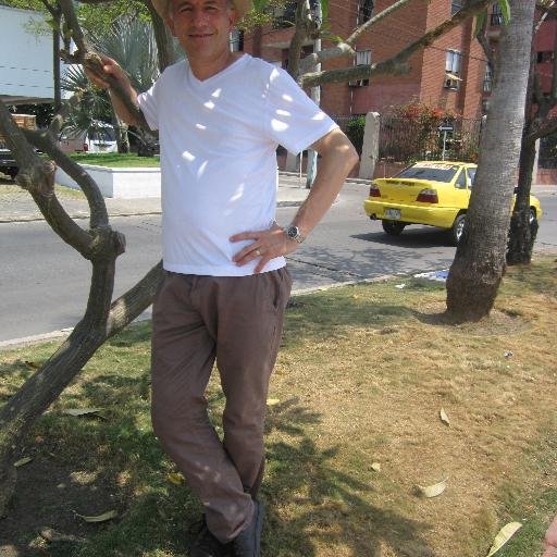 Contador, nacido en Bogotá, Uribista , la izquierda ni para cruzar la esquina, temeroso de Dios, amante de la verdad y la justicia