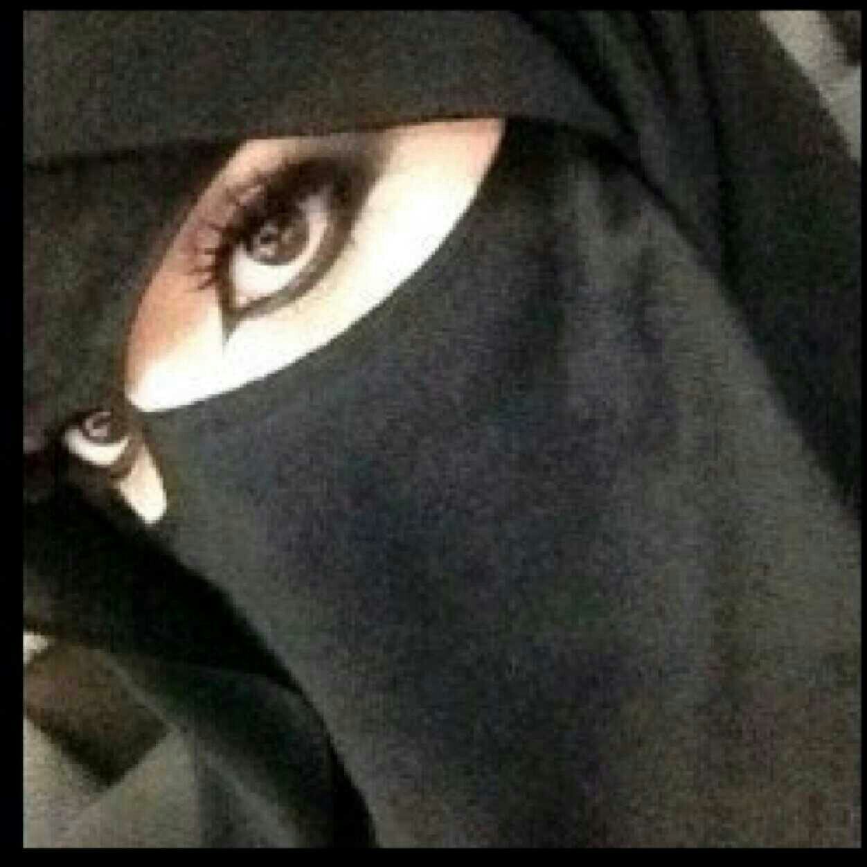 عيون ال مريه حالفه ما تعوفك (علومه إني بدونه وش أنا من دونه محدن منا له غناتن عن وجوود الثاني )