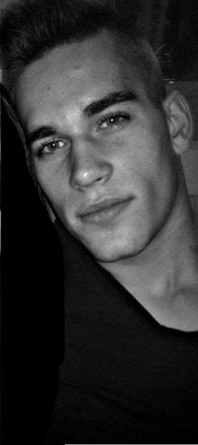 Oliver951127's profile picture. Vadász Olivér vagyok,18 éves szeretek focizni,úszni,edzeni stb..