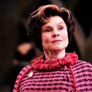 Meu nome é Dolores Umbridge e eu trabalho no Ministério da Magia; Caso eu te siga, significará que está sob suspeita de andar com um tal de Potter.