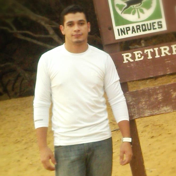 Since '84/Ingeniero Civil/Demócrata/Mi prioridad es mi familia/En un mundo paralelo me pagan x vivir frente al mar, escribir historias y tomar fotos.Bienvenid@