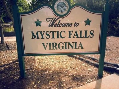 Damon y Bonnie marcaron la vida de sus amigos con sus muertes. Mystic Falls dejó de ser una opción y viajaron hasta New Orleans, ciudad de Klaus. ¿Volverán?