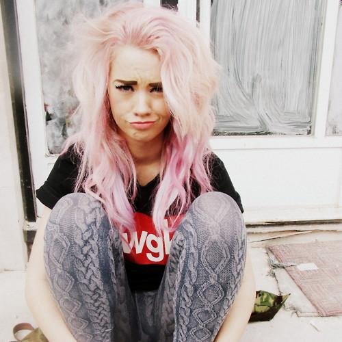 LyingSmiling's profile picture. En esta sociedad las palabras dañan mas que cualquier golpe