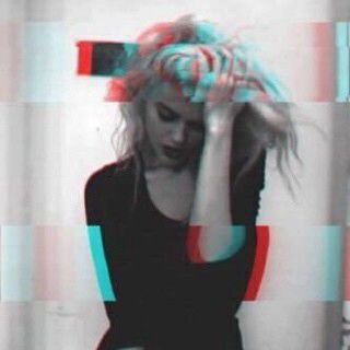 ‏خطاك الحزن وفقد العزيز والضحكه الكاذبه.