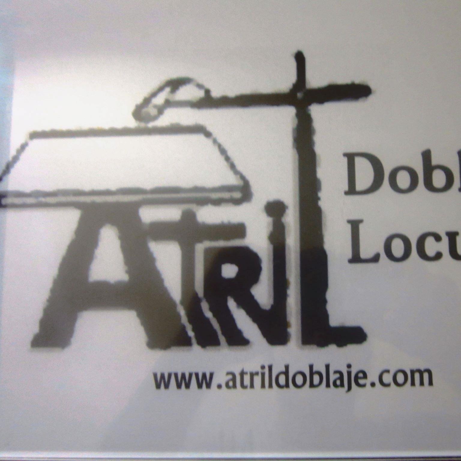 Atril, Escuela y Estudio de Doblaje, CENTRO DE ESTUDIOS que lleva formando desde 1990 a los futuros profesionales del doblaje y la locución en Andalucía.