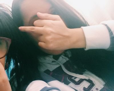 Dona da zona, no estilo mandona, não pede carona, te joga na lona.