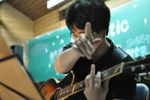 私立中高社会科教諭 隠れギタリスト 料理とギターがすき 一児の父