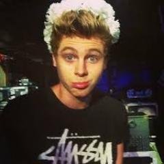 I GIVE YOU FREE FOLLOW BUT FOLLOW @CINDY_DEVON also directioners, 5sos& magcon fam, if you're one of them, go follow and lets be FRIENDDSS!