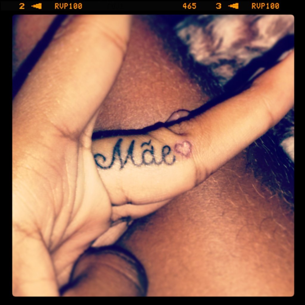 Calma,Divertida ,Cinsera,Amada &Amável,Romantica..
  Deus  e  Fiel .
Minha  amizade pode  naõ  ser  perfeita ,mais  com  certeza  Fiel:Amow  vcs*--*
