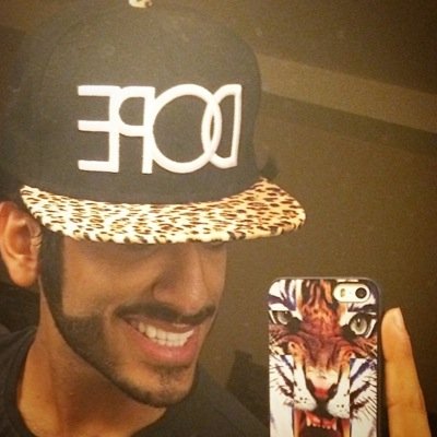 آبفهَم ليش تخدعني ۆ تحلف ب آعظم آلآيآتَ ترىى مآني عليک بفرض ۆلآ آنتَ ب منجبر فينيَ