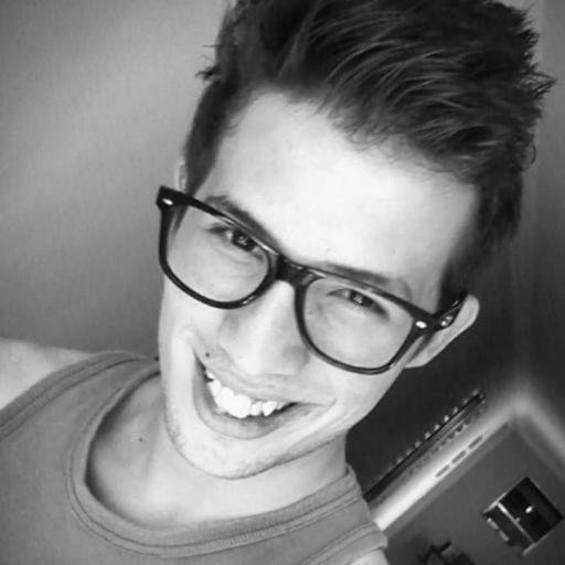 18 anos  extrovertido,Simpatico,Romantico, Sincero,Escorpiano, palhaço e faço você ri de tudo! Sou eu Gabriel Gomez .