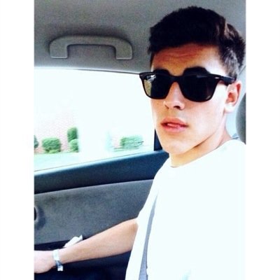 ✨✨could you go please follow @wilkobae since she gave you a free follow✨✨