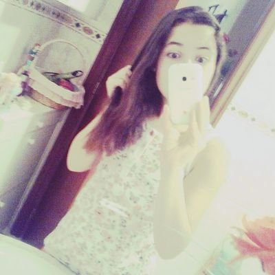 Mereces a alguien que te regale sonrisas, no lagrimas. Tiempo, no distancia. Alegrías, no tristezas. Besos, no mentiras, Hechos, no palabras. :)