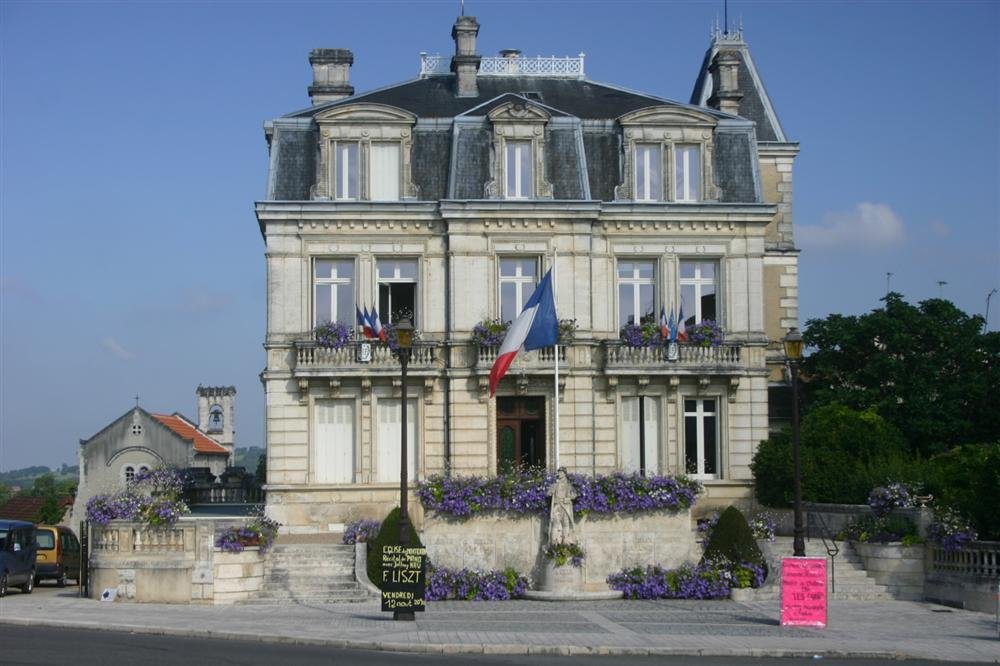La Commune de MONTBRON est située à l’extrémité Est du département de la Charente ; elle est limitrophe au département de la Dordogne