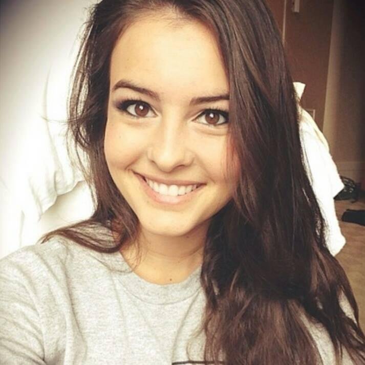 Bom um pouco sobre mim é que sou irmã da @_BrunaMzk_, adoro o Thiago Messi e o James Rodríguez!
Segue sigo de volta!