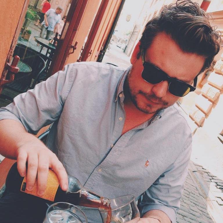 Webdesigner. Songwriter. Tottenham Hotspur supporter.