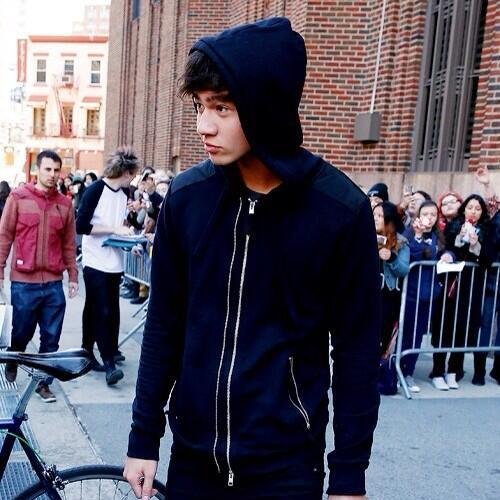 follow @5sosfollowalarm for follow updates and dms :)