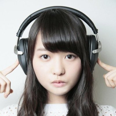 音楽を聴きながら正面を向いている伊藤万理華の画像♪