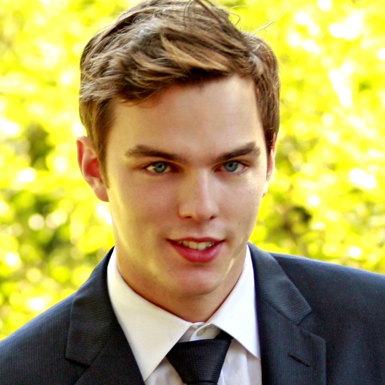 Ciego. Hibrido. ¿Quieres saber mi historia? Solo pregunta. Tengo varios nombres, pero llamame Nick, el placer es todo tuyo. Ex-Gryffindor