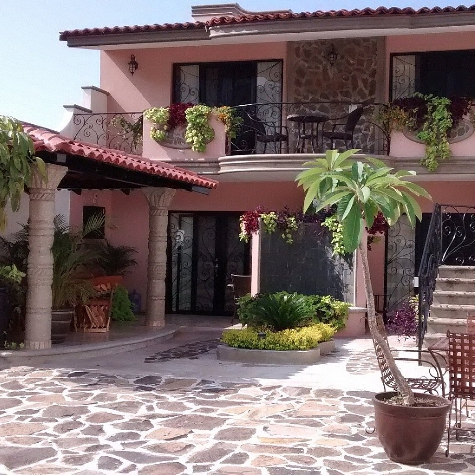 Centrally located apartments. For rent by month, or long term.
Includes basic services.