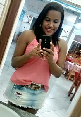 A menina que usava o all star
tradicionall e uma bermuda brega,
mais que hoje solta seus cabelos e
desfila pra causar inveja. :