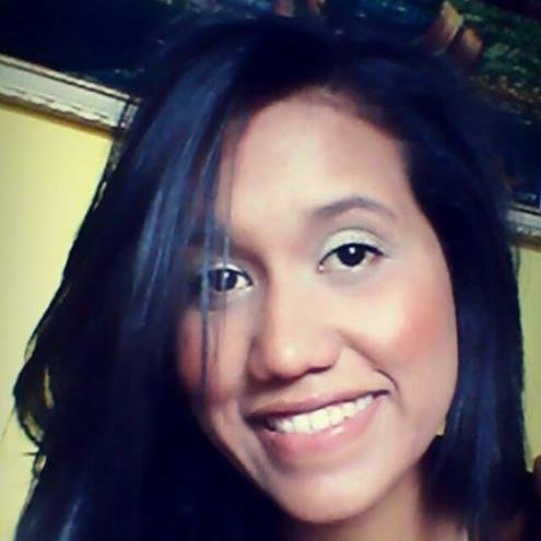 Leo un poco de allá, mucho de aquí siempre estoy en un constante proceso de metamorfosis, ¿Qué me gusta? tengo una gran debilidad, libros, alcohol y risas..