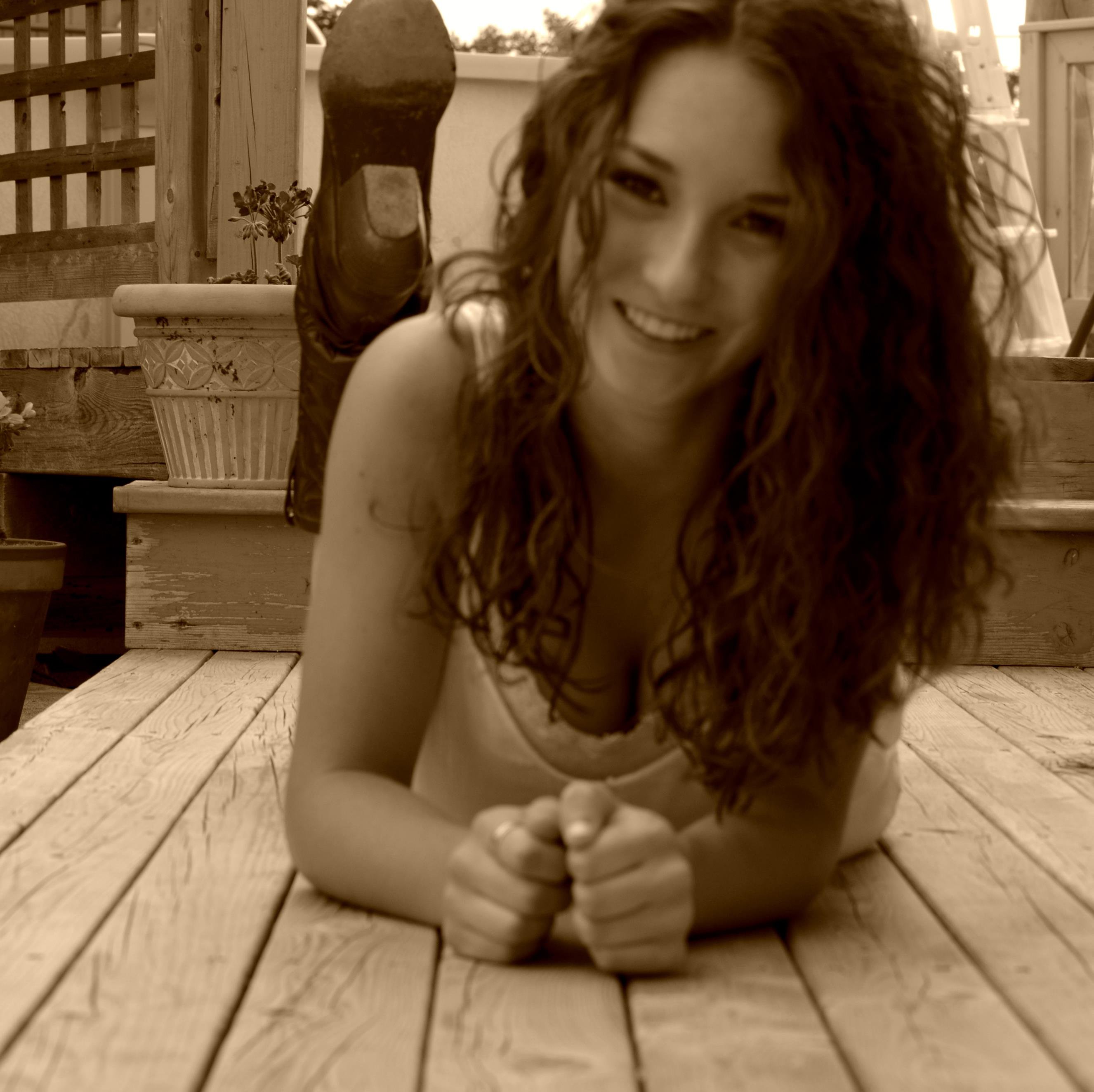 Hi, my name is Robyn Smith, I'd love to be a country artist one day. I love playing guitar and singing.