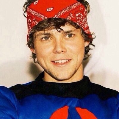5SOS ✿ • 20'05'15 • ROWYSO Tour 2015 • The World • 5SOS Fam • If you want a fb just ask :) • Sanne, Beth, Grace, Angel and Laura • acces lrh/4 + band