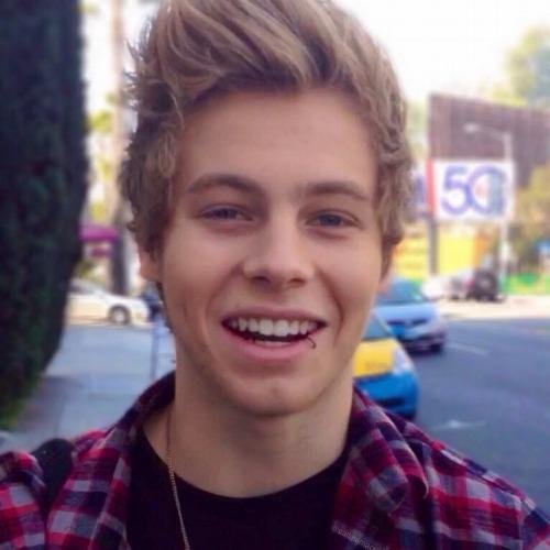 Hi, i just gave you a free follow, now go follow @moroccan5sosfam ! ilysm x♥♥
