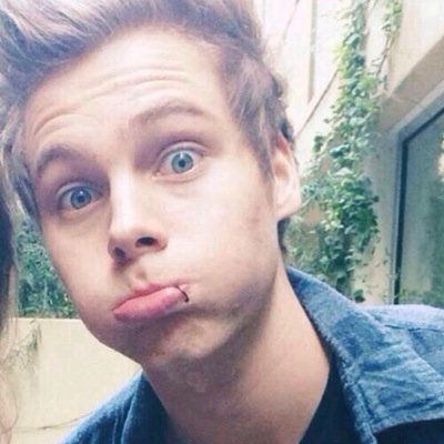 luke loves you sO much and so do i :D @lazykisshood