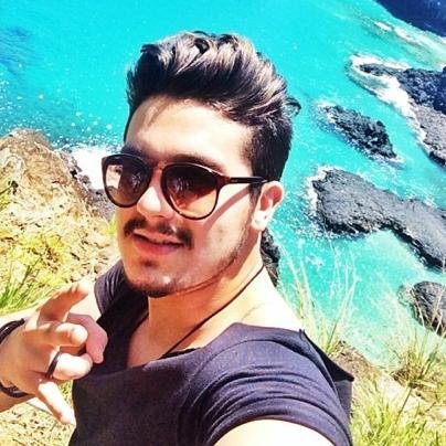 SEMPRE acredite nos seus sonhos, pois só você pode fazer eles se tornarem realidade ♥ Somos felizes por você existir @luansantana. Seguido por ele: 02/03/2011.